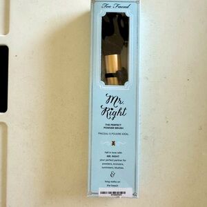 BNIB Too Faced Mr. Right perfect powder brush